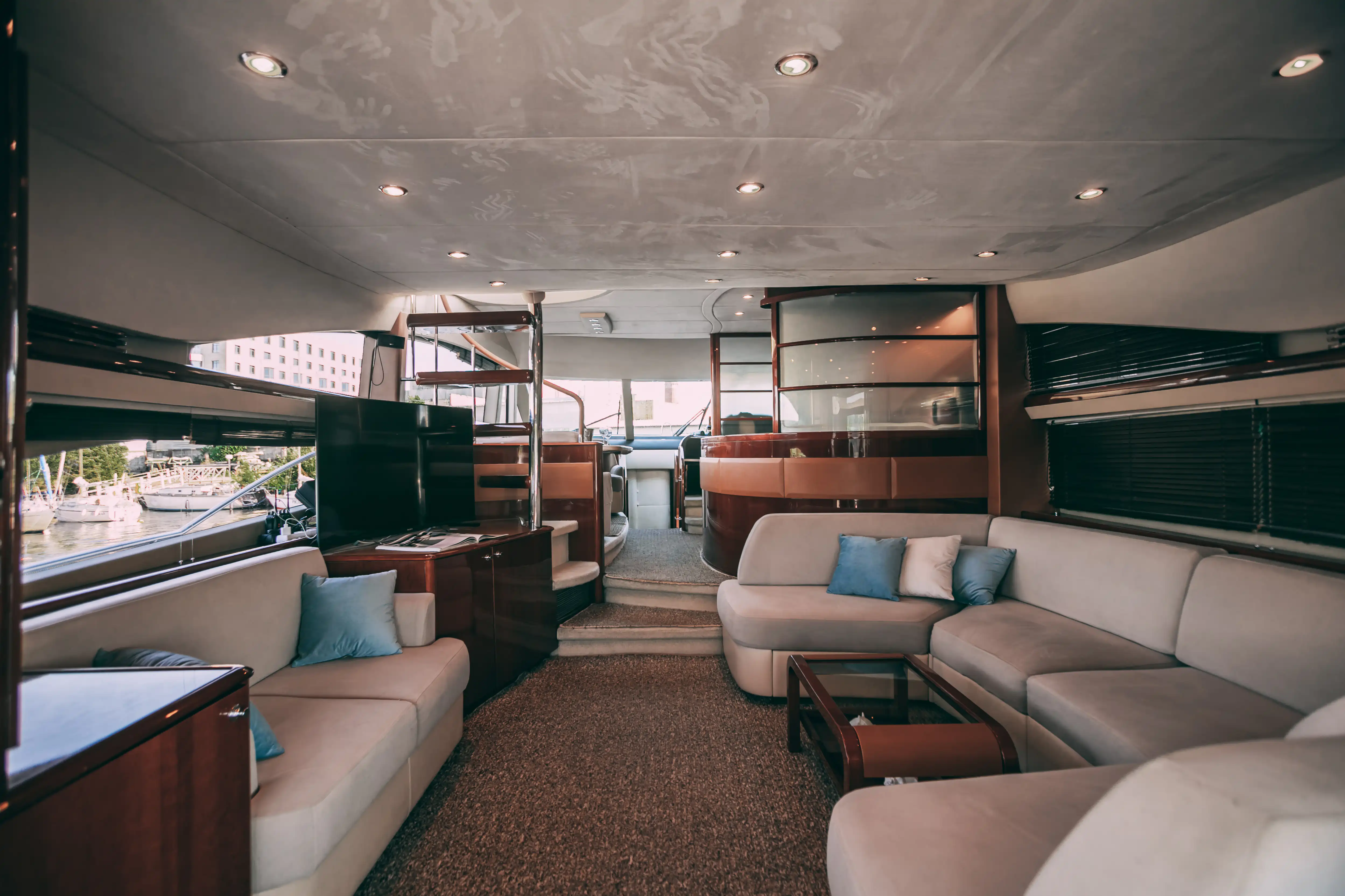 Яхта Princess 68